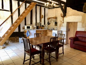 kitchen/salon