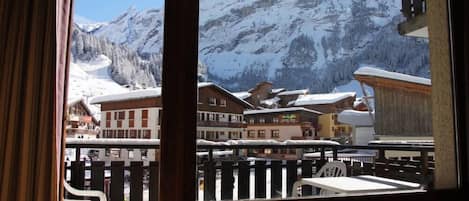 VUE DU BALCON SE, vue dégagée, pistes de ski en face du balcon et téléphérique.