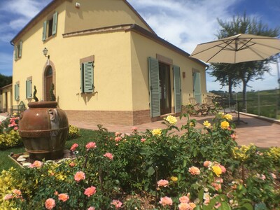 Perfecto para parejas, ubicación tranquila, terraza privada con vistas a viñedos