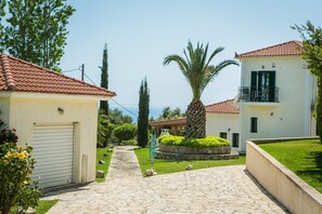 Driveway to fully detached villa in own rounds