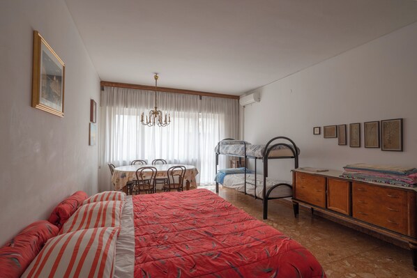Camera da 6 posti (1letto singolo +1letto a castello +1 matrimoniale a 3 piazze)
