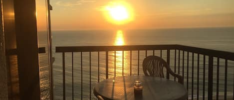 Balcony w/round table and 6 chairs