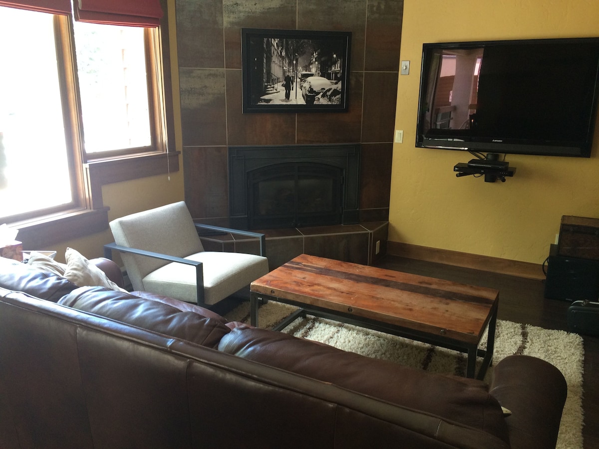 Ski-In, Ski-Out Luxury, Corner Unit. Sleeps 4. Hot Tubs, Pool, 55″ TV. Near Base