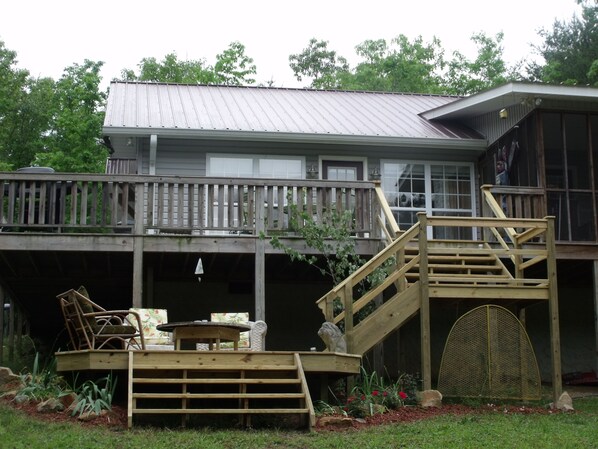 Hawk's Nest Hideaway has plenty of outdoor living space