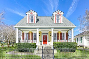 Welcome Home! Come relax on our porch swing after touring the city! 