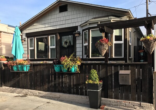 Quaint cottage on the sunny side of San Jose Place!