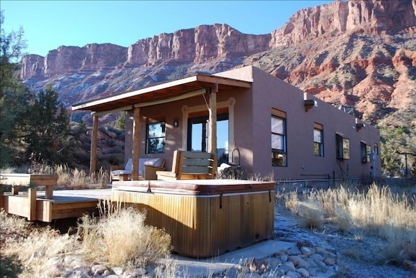 Cozy Adobe with view of Porcupine Rim.