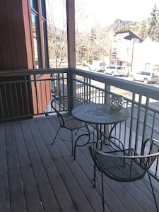 Downtown Luxury Loft- Discover the Winter Wonderland of Downtown Estes 