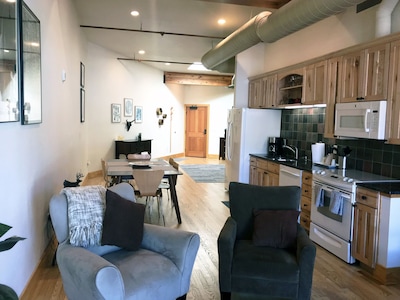 Downtown Luxury Loft- Discover the Winter Wonderland of Downtown Estes 