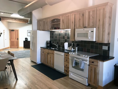 Downtown Luxury Loft- Discover the Winter Wonderland of Downtown Estes 