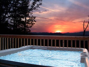 Enjoy the sparkling hot tub and a beautiful evening mountain sunset view!