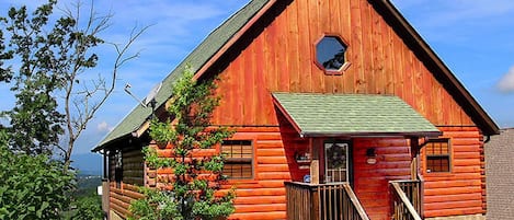 Destiny Den.. A rustic luxury cabin with a beautiful mountain sunset view