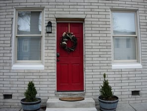 The red front door At Fells Point is keyless - no specific arrival time required