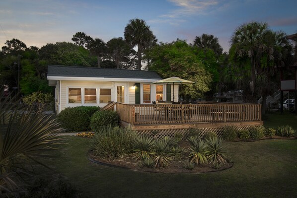 Beautiful setting on Folly...Coastal Cottage