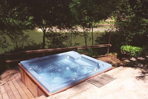 Indulge in the SPACIOUS hot tub overlooking the serene river. Stargaze at night.