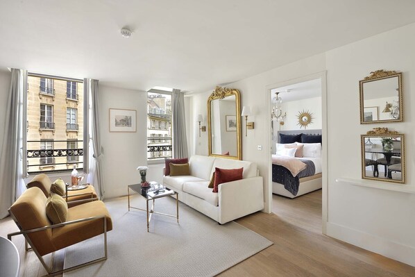 Bright and elegant living room of Loupiac overlooking Place Daupine.
