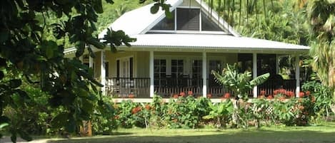 Plumeria Cottage-classic Hawaiian style architecture