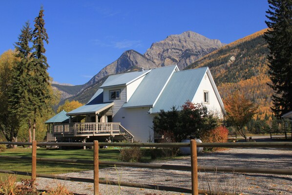 Bear Paw Lodge in Summer