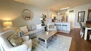 LOTS of room for families-4 barstools/6 seat dining table/queen sleeper sofa