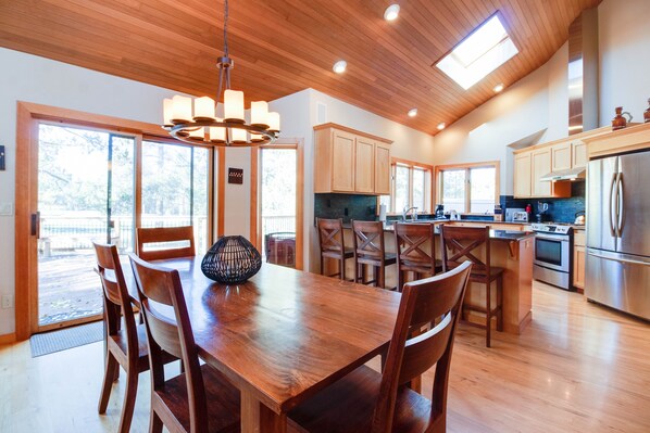 Dining for 10 + 4 stools, doors to deck w/ view of Woodlands course & hot tub