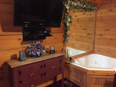 Cozy Romantic Log Cabin, Jacuzzi & Very Private Deck W/Hot Tub