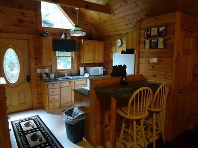 Cozy Romantic Log Cabin, Jacuzzi & Very Private Deck W/Hot Tub