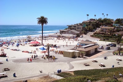  Moonlight Beach just 2 short blocks away