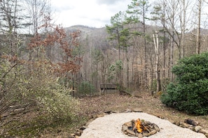 Outdoor Firepit - Perfect spot to roast some marshmallows and enjoy the views