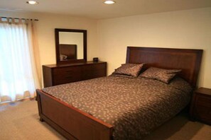 Huge master bedroom wiht queen size bed. Views of the Sherwin's from the window.