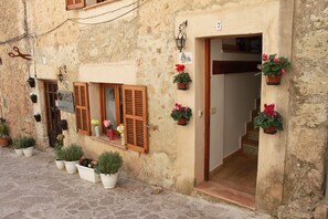 Entrada a la casa desde la calle empedrada