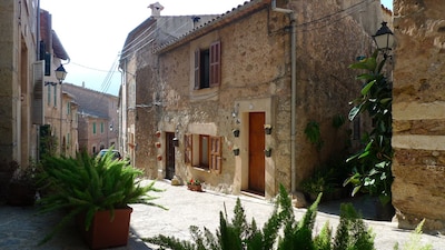 House in Valldemossa center, 5 people, private roof terrace, outstanding views