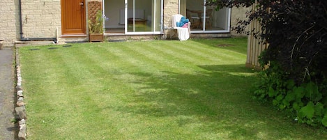 Level front lawn area with bench seat, fantastic view, full on summer sunshine!