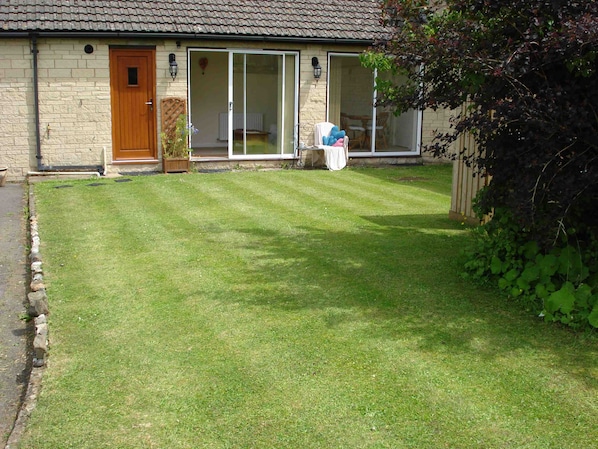 Level lawn at the front catches the afternoon sunshine