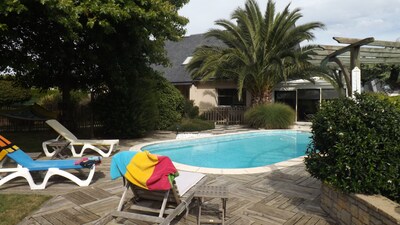 Casa con piscina climatizada, jardín, barbacoas, bicicletas.