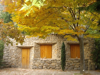 Casa- jardín con piscina frente a una cascada