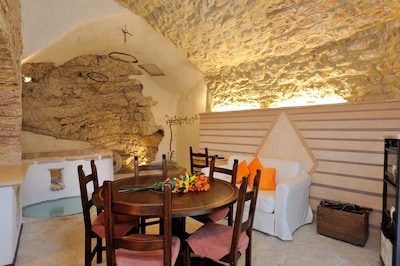 Beautiful and characteristic stone apartment-suites, 'Casa de Assunta'.