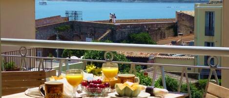 Balcony dining for 2 with a view!