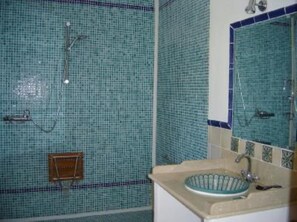 Disabled friendly en-suite wet room