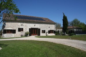 Gite Gardes and pool area