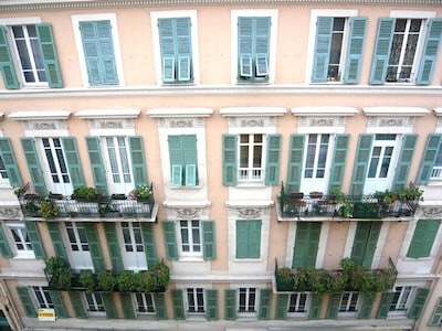 Luxury apartment in the heart of nice (Sleeps upto 6)