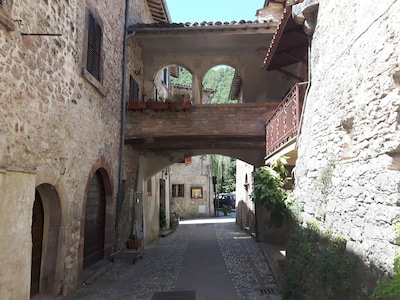 Casa de Edmondo small and romantic apartment with loft in the historic Umbria