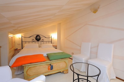 Casa de Edmondo small and romantic apartment with loft in the historic Umbria