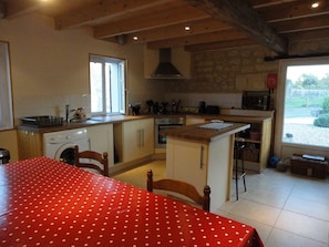 The well equipped kitchen with breakfast bar