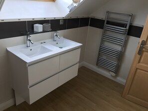 Separate toilet with double basin (new 2020)