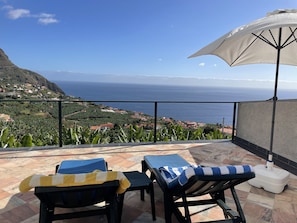 Sunbathing area by the swimming pool (pool towels included). 