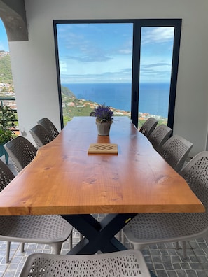  Dinning with a view.