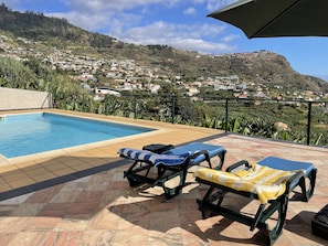 Pool and sunbathing area - Mountain View 