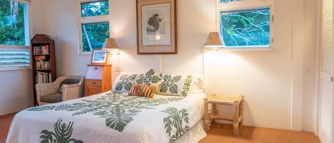 Cal King Bed with fragrant Plumeria Trees.
Waterfall Mountain Views from bed!