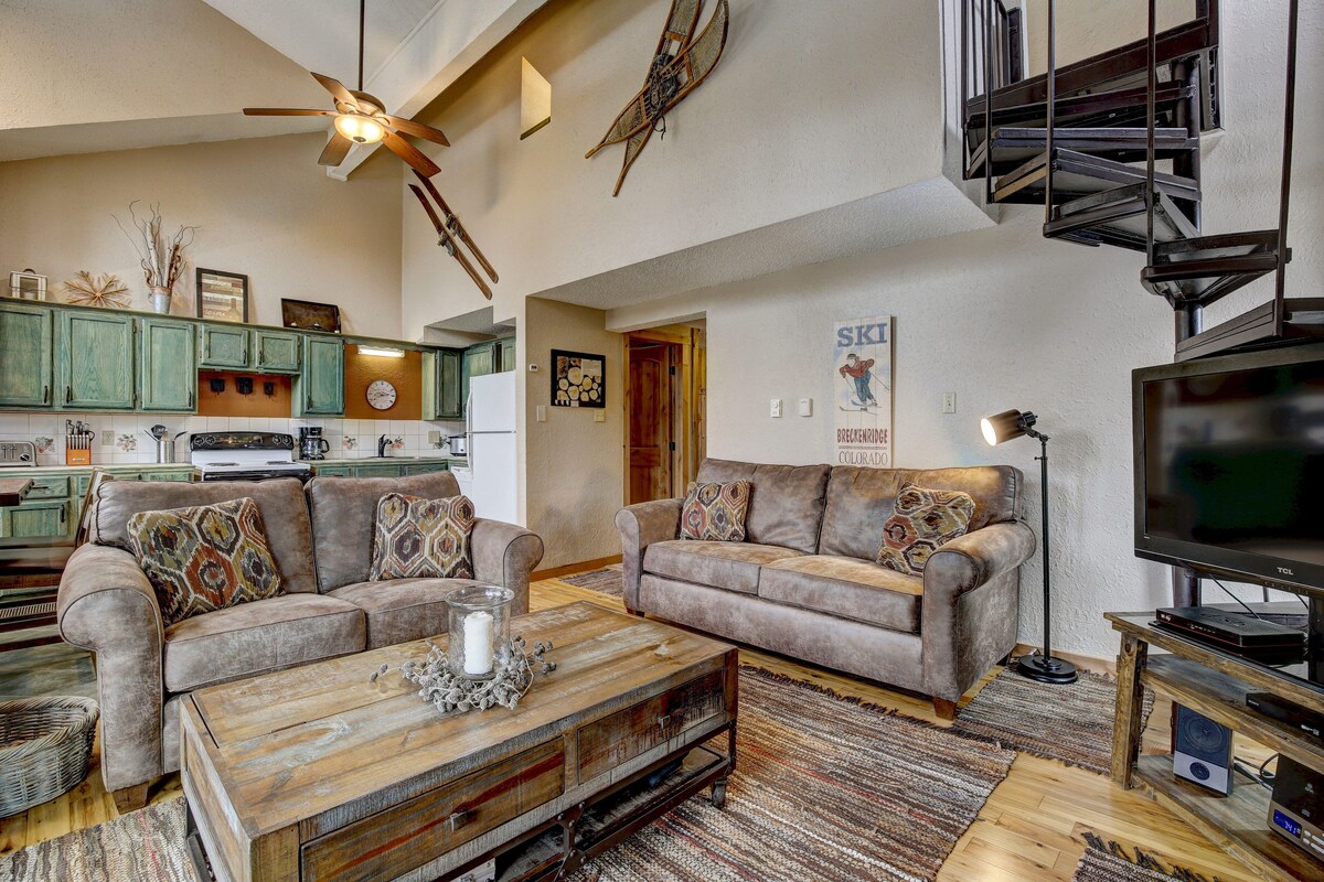 Ski-In/200 steps to lift,2BR-Loft,2BA,Vaulted Ceiling, Heated Private Garage