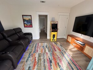 BRAND NEW GAMING & THEATER ROOM in carriage house with Playstation5 & Pac-Man